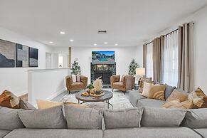 8BR Gem With Pool, Lake View & Tons of Amenities!