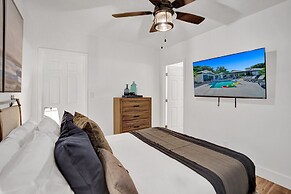 8BR Gem With Pool, Lake View & Tons of Amenities!