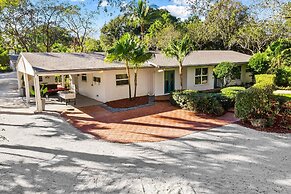 Spacious 8BR w/ Guesthouse + Pool & Tons of Games