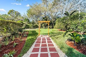 Spacious 8BR w/ Guesthouse + Pool & Tons of Games