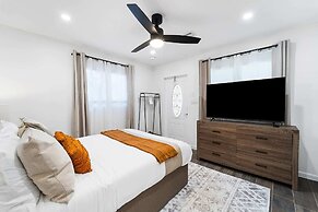 Spacious 8BR w/ Guesthouse + Pool & Tons of Games