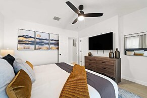 Spacious 8BR w/ Guesthouse + Pool & Tons of Games