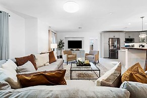 Spacious 8BR w/ Guesthouse + Pool & Tons of Games