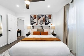 Spacious 8BR w/ Guesthouse + Pool & Tons of Games