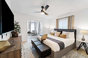 Spacious 8BR w/ Guesthouse + Pool & Tons of Games