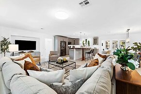 Spacious 8BR w/ Guesthouse + Pool & Tons of Games