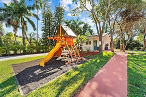 Spacious 8BR w/ Guesthouse + Pool & Tons of Games