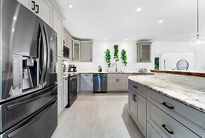 Spacious 8BR w/ Guesthouse + Pool & Tons of Games