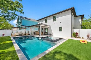 Luxury Tampa Home w/ Pool, Jacuzzi & Amenities