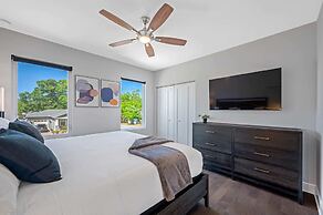 Luxury Tampa Home w/ Pool, Jacuzzi & Amenities