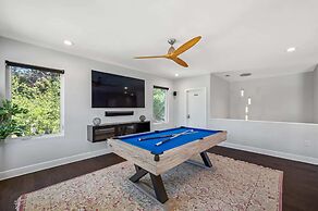 Luxury Tampa Home w/ Pool, Jacuzzi & Amenities