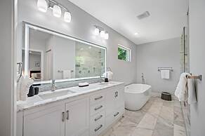 Luxury Tampa Home w/ Pool, Jacuzzi & Amenities