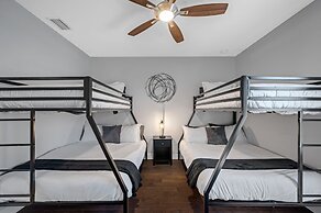 Luxury Tampa Home w/ Pool, Jacuzzi & Amenities