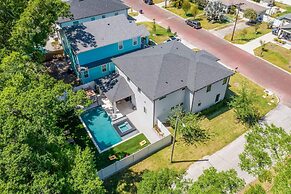 Luxury Tampa Home w/ Pool, Jacuzzi & Amenities