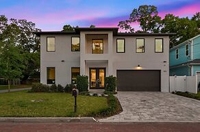 Luxury Tampa Home w/ Pool, Jacuzzi & Amenities