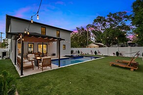 Luxury Tampa Home w/ Pool, Jacuzzi & Amenities