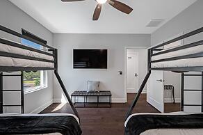 Luxury Tampa Home w/ Pool, Jacuzzi & Amenities