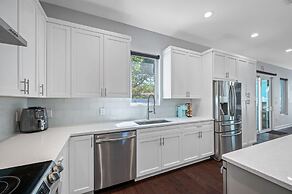 Luxury Tampa Home w/ Pool, Jacuzzi & Amenities