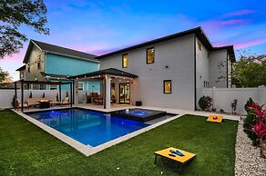 Luxury Tampa Home w/ Pool, Jacuzzi & Amenities