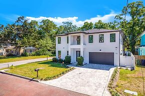 Luxury Tampa Home w/ Pool, Jacuzzi & Amenities