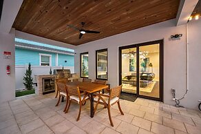 Luxury Tampa Home w/ Pool, Jacuzzi & Amenities