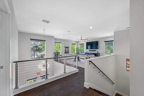 Luxury Tampa Home w/ Pool, Jacuzzi & Amenities