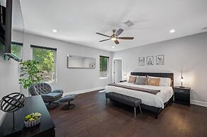 Luxury Tampa Home w/ Pool, Jacuzzi & Amenities