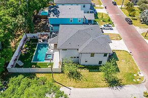 Luxury Tampa Home w/ Pool, Jacuzzi & Amenities