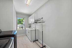 Luxury Tampa Home w/ Pool, Jacuzzi & Amenities