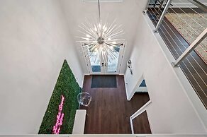 Luxury Tampa Home w/ Pool, Jacuzzi & Amenities