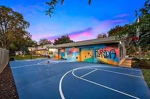 Luxe Largo Retreat: Pool, Games, Basketball & More