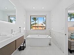 Intercostal beauty with heated pool + Spa!