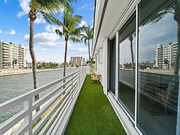 Intercostal beauty with heated pool + Spa!