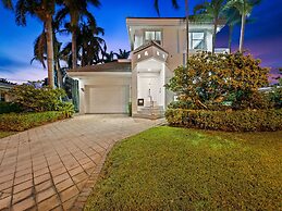 Intercostal beauty with heated pool + Spa!