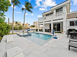 Intercostal beauty with heated pool + Spa!