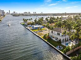 Intercostal beauty with heated pool + Spa!