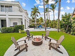 Intercostal beauty with heated pool + Spa!