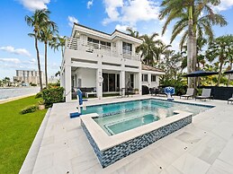 Intercostal beauty with heated pool + Spa!