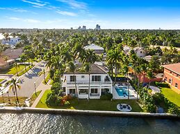 Intercostal beauty with heated pool + Spa!