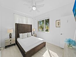 Intercostal beauty with heated pool + Spa!