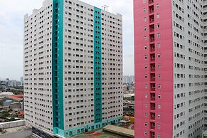Modern 2Br Green Pramuka City Apartment Near Shopping Center