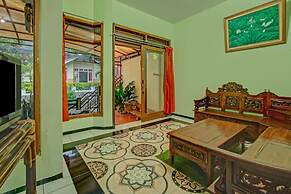 Super OYO 90031 Villa Papada