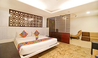 Fabhotel White Klove