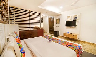 Fabhotel White Klove