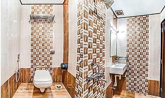 Fabhotel The Adore Palace