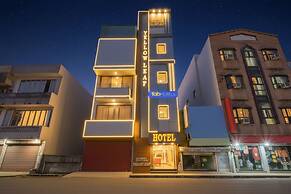 Fabhotel Yellow Leaf