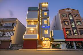 Fabhotel Yellow Leaf