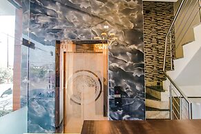 Fabhotel Yellow Leaf