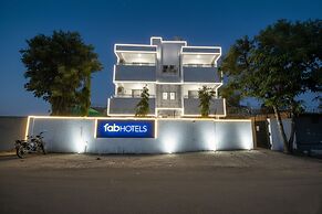 FabHotel Red Velvet & Suites