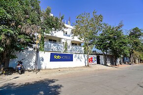 FabHotel Red Velvet & Suites